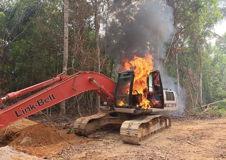 FUNAI: Funai, Ibama e PRF detectam focos de incêndio causados por garimpeiros na Terra Indígena Kayapó, no Pará