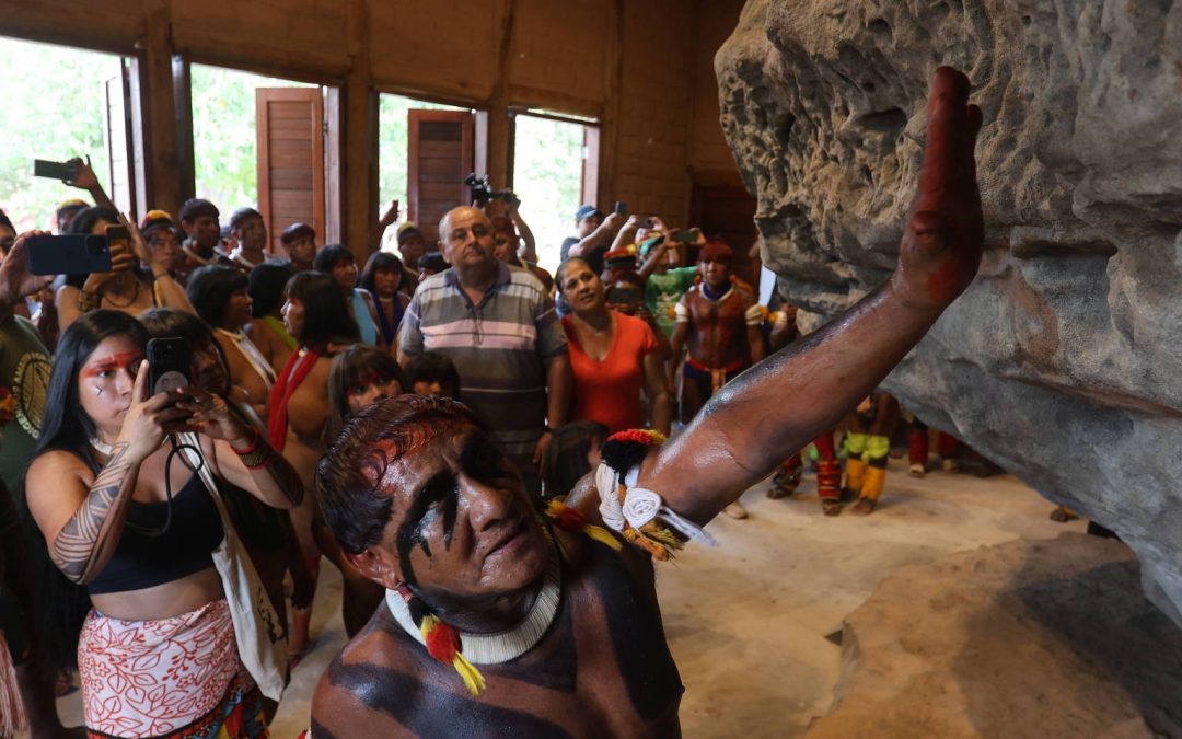 FOLHA DE SÃO PAULO: Indígenas do Xingu recebem réplica de gruta com petróglifos após original ser vandalizada