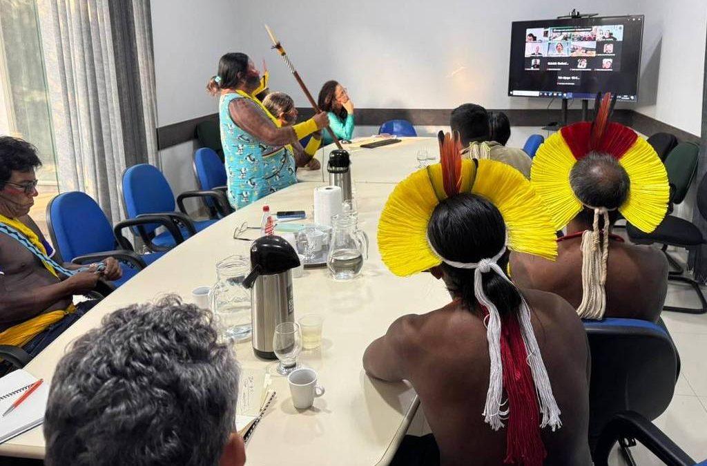 FOLHA DE S. PAULO: Kayapós ocupam sede da concessionária de Belo Monte em protesto por financiamento; veja vídeo