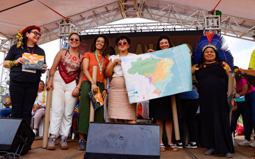 ISA: No chão do território guarani kaiowá, movimentos recebem Mapa das Organizações das Mulheres Indígenas no Brasil 2024