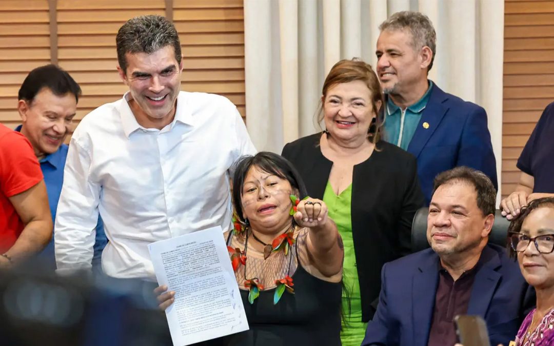 AMAZÔNIA REAL: Helder recua e assina termo para revogar lei da educação no Pará