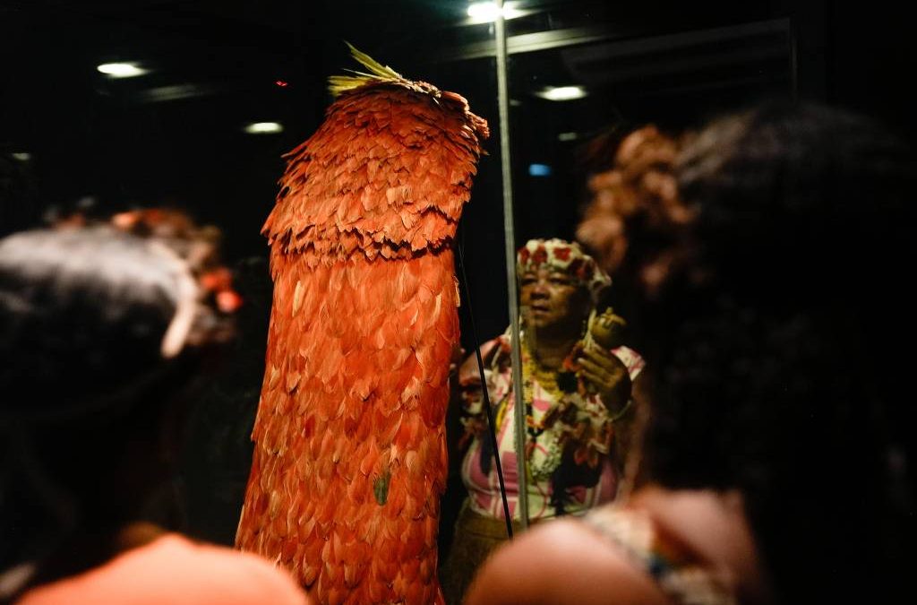 FOLHA DE S. PAULO: Indígenas cobram devolução do manto tupinambá à Bahia, prometida por Lula