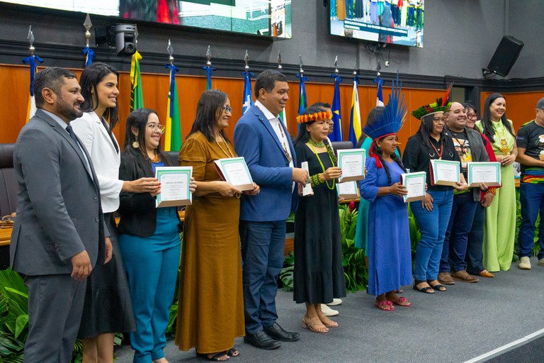 FUNAI: Coordenadora regional da Funai recebe comenda pela preservação da cultura, identidade e dos territórios indígenas em Roraima