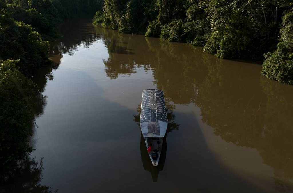 FOLHA DE S. PAULO: Indígenas da amazônia criam barco movido a energia solar e aposentam diesel