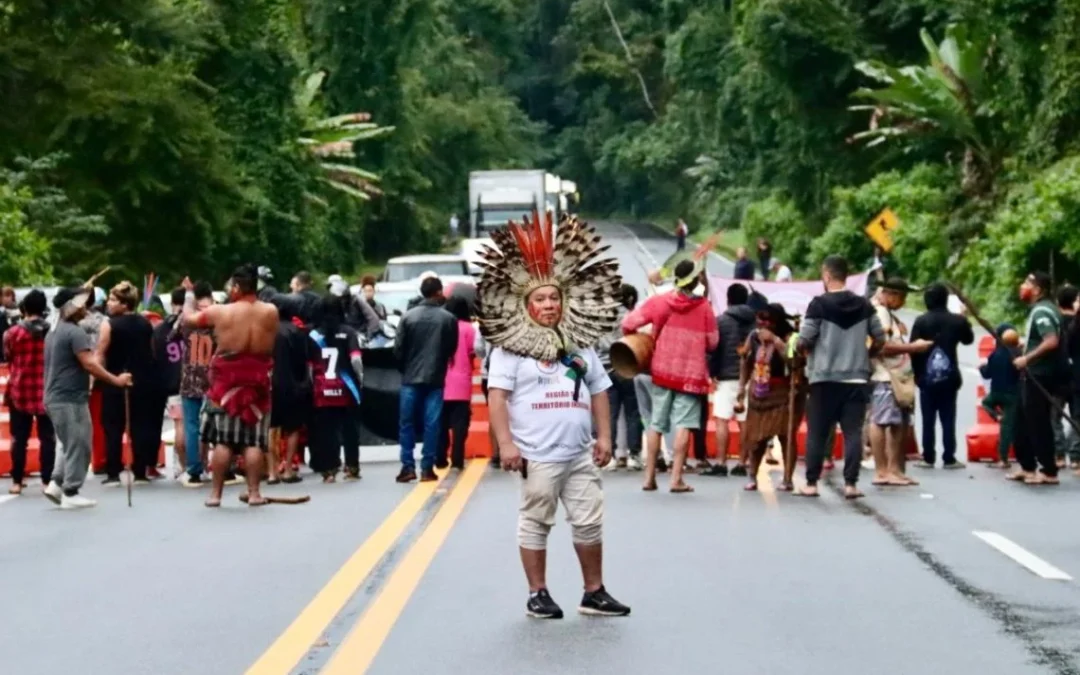 BRASIL DE FATO: Indígenas de 14 aldeias bloqueiam BR-101 contra suspensão de demarcações e avanço do PL da Devastação