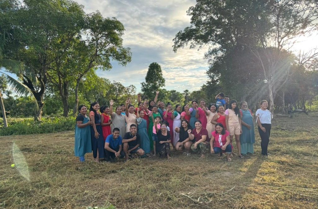 CIR: AUTONOMIA FEMININA: MULHERES INDÍGENAS DA COMUNIDADE CANAUANIM PARTICIPAM DE OFICINAS DE CORTE, COSTURA E GRAFISMO INDÍGENA