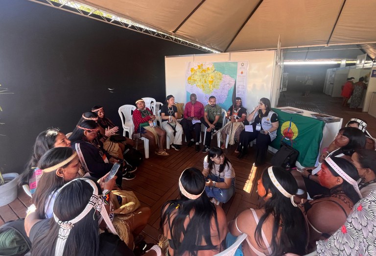 FUNAI: Estande da Funai leva informações e promove escuta durante 1ª Conferência e IV Marcha de Mulheres Indígenas em Brasília