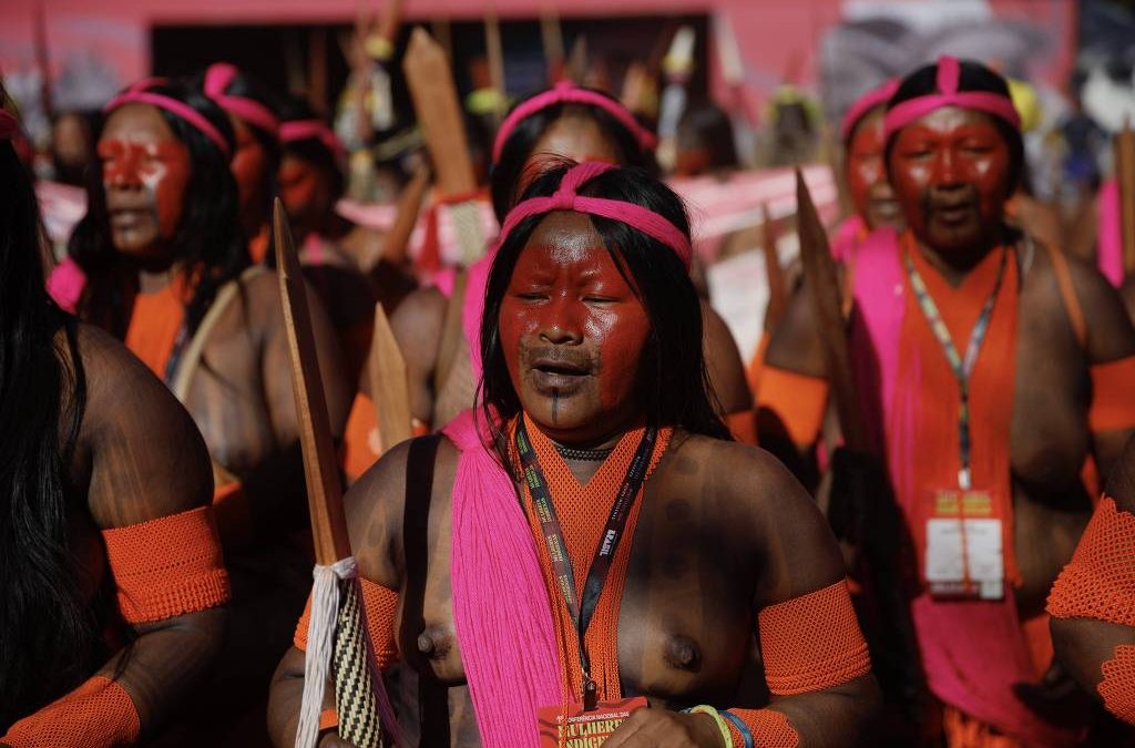 FOLHA DE S. PAULO: Precisamos ouvir menos Trump e mais mulheres indígenas