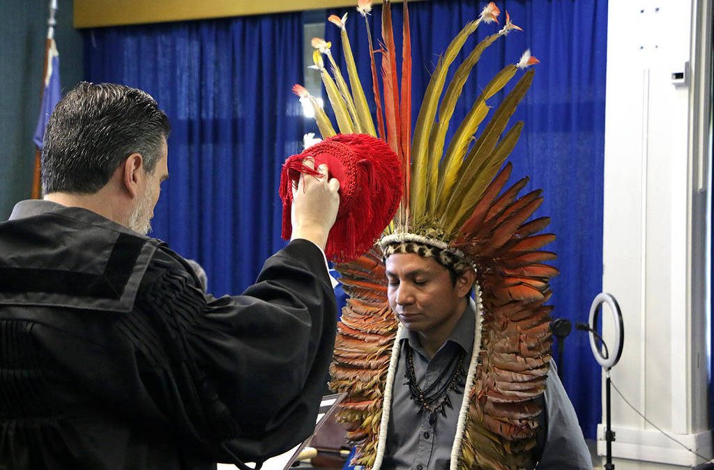 FOLHA DE S. PAULO: Indígena conquista título inédito de mestre em direito pela UFSC usando sistema de cotas