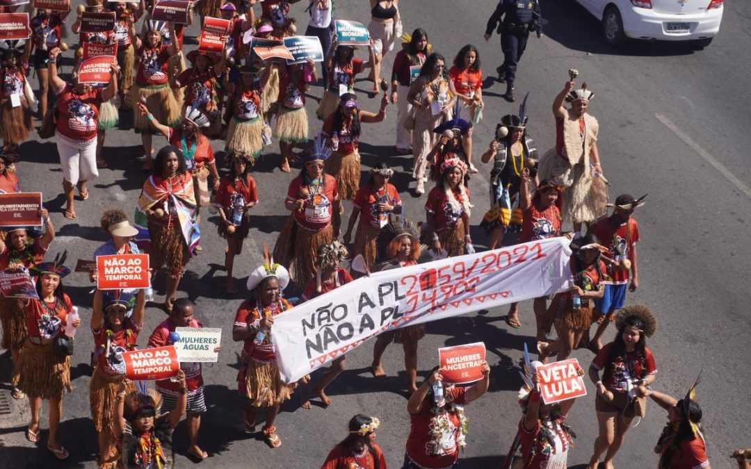 ISA: Mais de cinco mil mulheres indígenas entregam carta ao governo em marcha histórica em Brasília