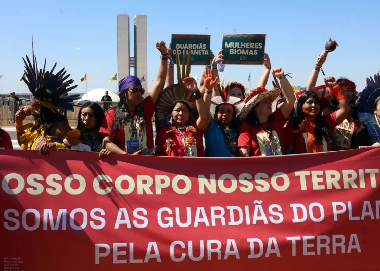 BRASIL DE FATO: ‘Nós mesmas precisamos falar como queremos políticas públicas’, afirma liderança da Marcha das Mulheres Indígenas