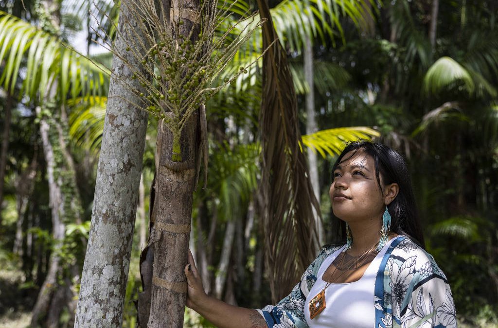 FOLHA DE S. PAULO: Ativista indígena move juventude amazônida por energia limpa e justa