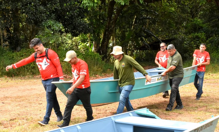 FUNAI: No Amapá, Funai entrega equipamentos ao povo Waiãpi para facilitar transporte fluvial e acesso a serviços