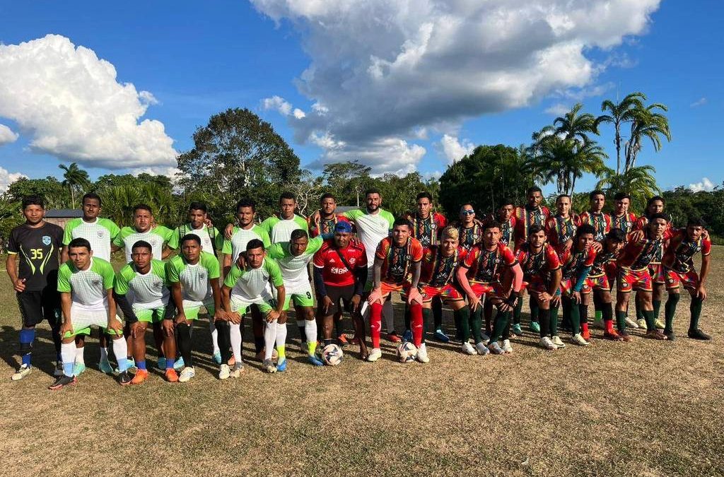 FOLHA DE S. PAULO: Indígenas do Acre promovem campeonato que une futebol e preservação
