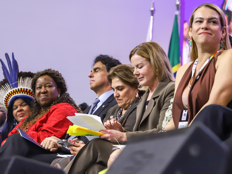 MPI: Ministra Sonia Guajajara destaca políticas públicas para indígenas LGBTQIA+ durante Conferência Nacional