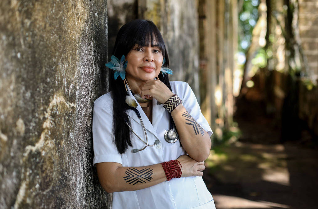 FOLHA DE S. PAULO: Médica indígena equilibra conhecimento ocidental e ancestral na Amazônia