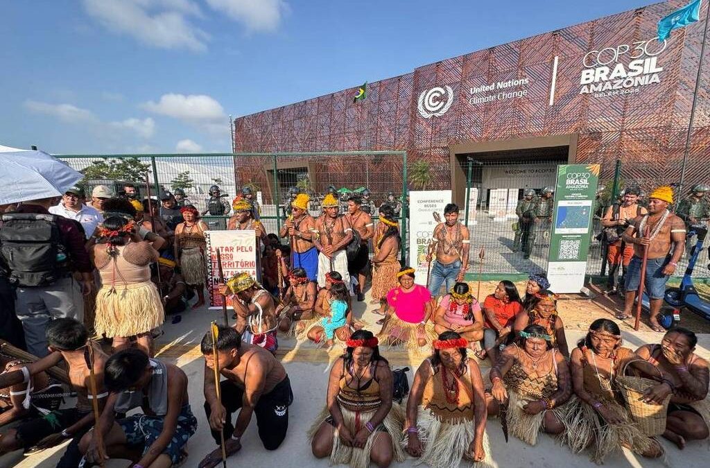 FOLHA DE S. PAULO: Novo protesto indígena, jornadas exaustivas e decisões em pacotes; veja como foi o 5º dia da COP30