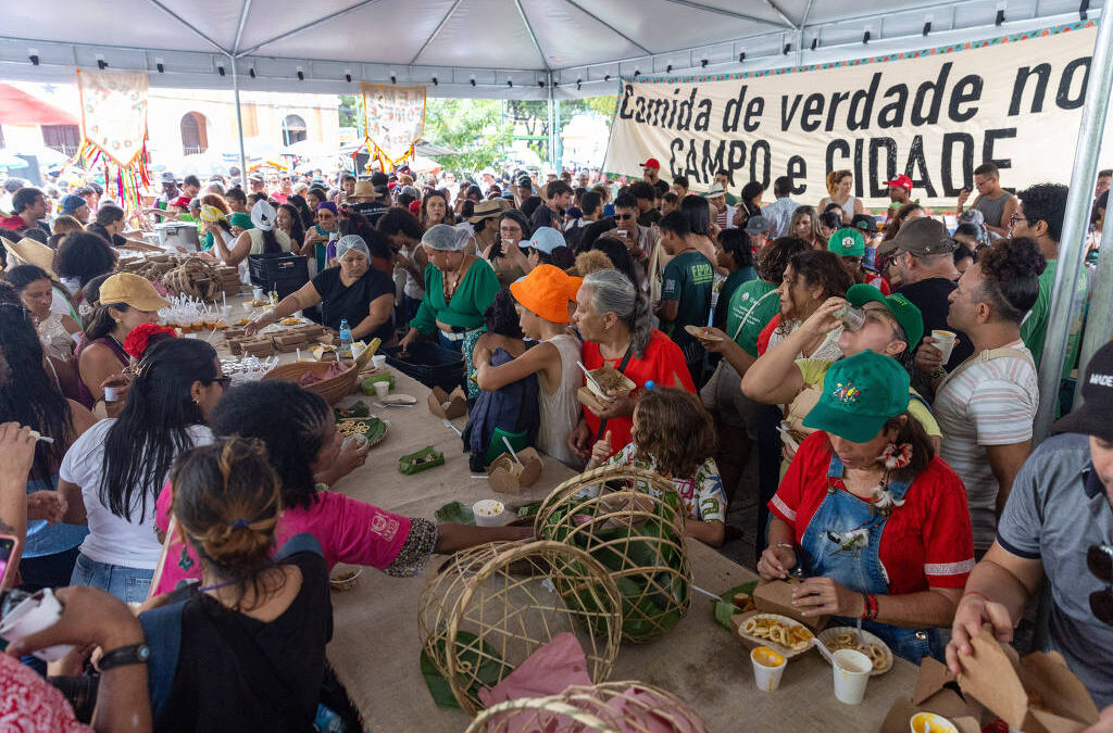 FOLHA DE S. PAULO: Cúpula dos Povos encerra atividades com ‘banquetaço’ e entrega de carta a presidente da COP30