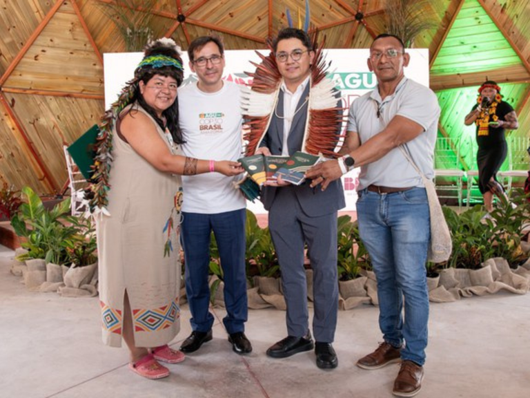 MPI: Aldeia COP recebe tradução da Constituição Federal em línguas indígenas