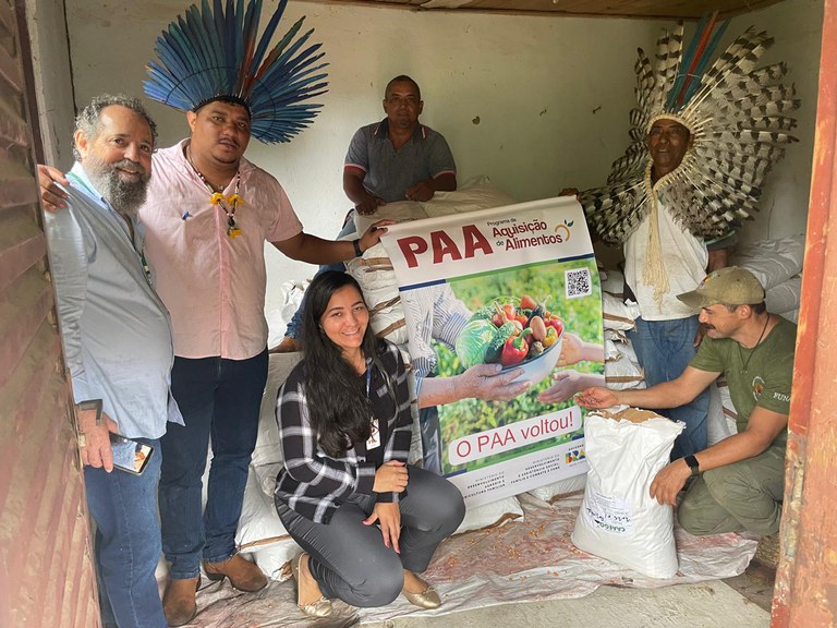 FUNAI: Segurança alimentar: Funai, Conab e MDA entregam sementes e manivas ao povo Tapuia do Carretão, em Goiás