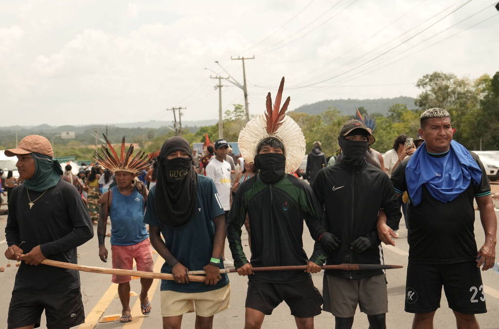 FOLHA DE S. PAULO: Indígenas bloqueiam acesso a aeroporto de Santarém (PA) contra dragagem de rio