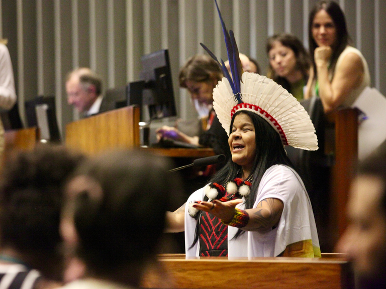 MPI: Ministra Sonia Guajajara recebe Moção de Aplausos da Câmara dos Deputados