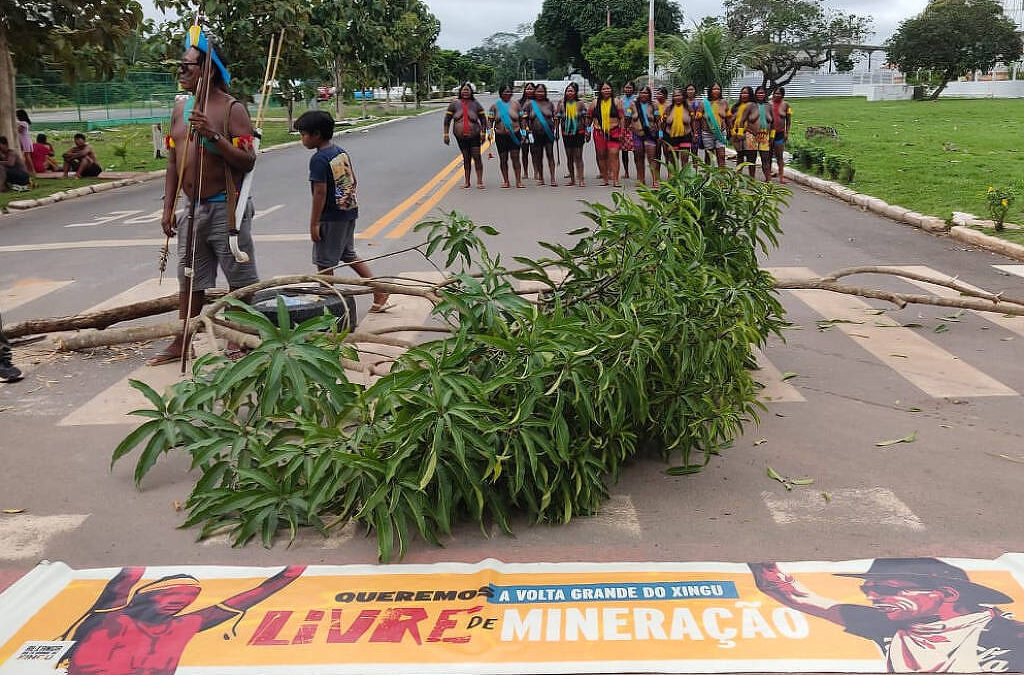 FOLHA DE S. PAULO: Indígenas bloqueiam acesso ao aeroporto de Altamira (PA) em protesto contra mineração