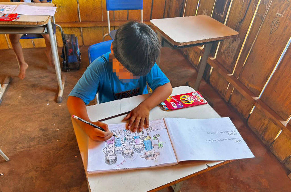 FOLHA DE S. PAULO: Livro criado por indígenas do Alto Xingu (MT) aproxima crianças da própria cultura