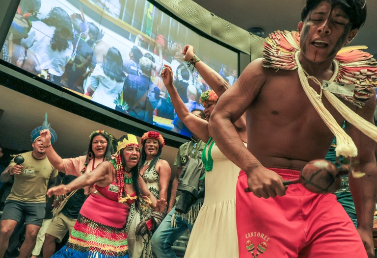 FUNAI: Na Câmara dos Deputados, presidenta da Funai Lucia Alberta Baré recebe Homenagem Maracá durante sessão solene ao ATL