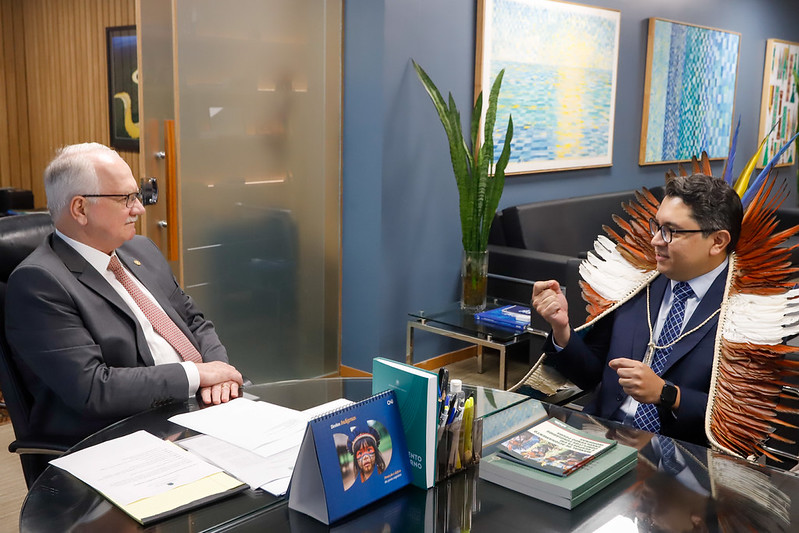 CNJ: Ministro dos Povos Indígenas entrega manuais sobre conflitos fundiários e e mercúrio em áreas de garimpo para presidente do CNJ