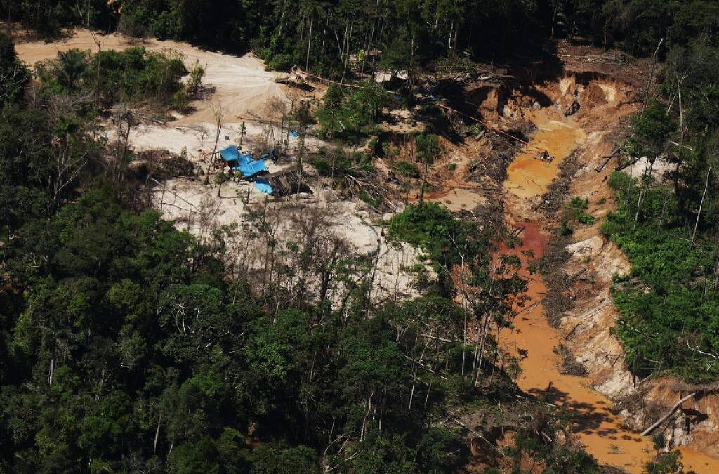 FOLHA DE S. PAULO: Garimpo ilegal se intensifica no Peru com atuação do Comando Vermelho em áreas de fronteira com Brasil
