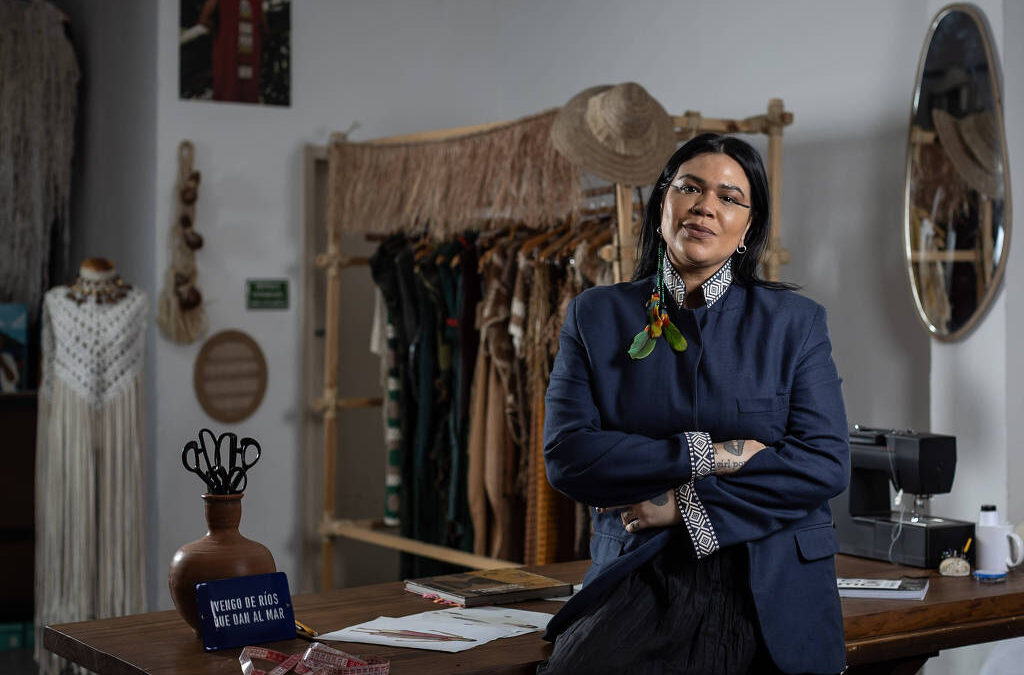 FOLHA DE S. PAULO: Estilista indígena cria marca própria, desafia padrões e chega à passarela de Paris