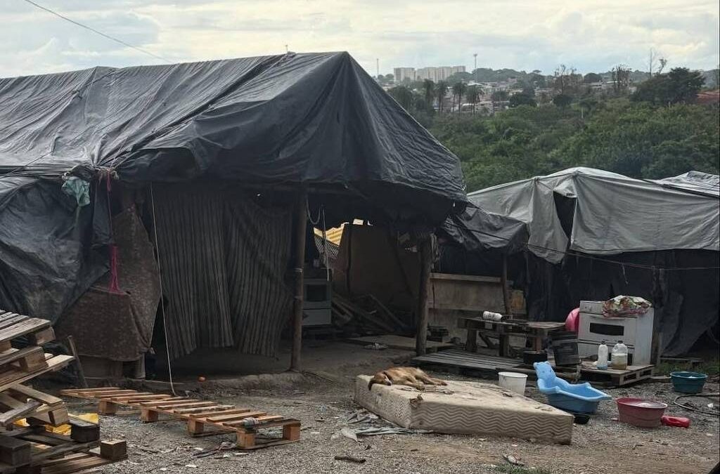 FOLHA DE S. PAULO: Bebê indígena de ocupação de refugiados morre por desnutrição em Minas Gerais