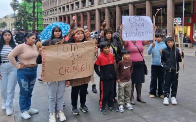 CIMI: Kaingang protestam contra restrição à comercialização de artesanato indígena em rua turística de Porto Alegre