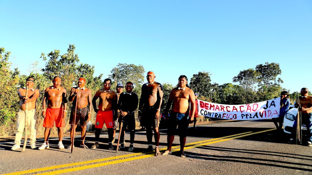 CIMI: Xavante bloqueiam BR-158 e cobram demarcação de terras ameaçadas pela Ferrovia de Integração do Centro-Oeste